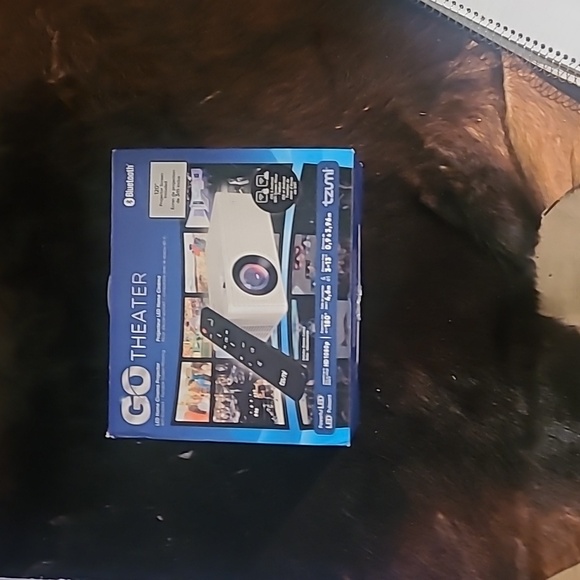 Go theater Bluetooth projector - Picture 1 of 3
